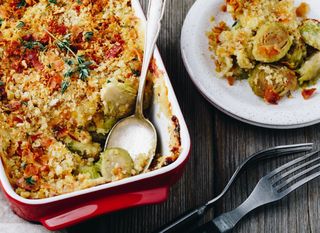 Zapečene prokulice ukusan su zimski prilog - na vrh možete dodati i nešto krušnih mrvica