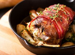 Punjeni svinjski file omotan slaninom