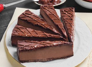 Cheesecake s trostrukom čokoladom ilustracija