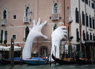 Skulptura gigantskih ruku koje pridržavaju fasadu hotela Ca'Sagredo u Veneciji i upozoravaju na zastrašujuće klimatske promjene