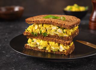 Sendvič s veganskom salatom od jaja
