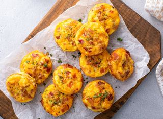 Košarice od jaja, povrća i špeka