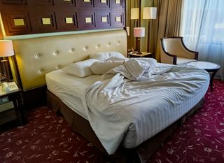 Treba li spremiti krevet prije napuštanja hotelske sobe?