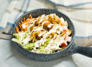 Dimljena trgana piletina