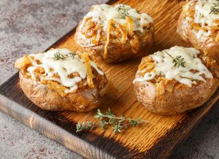 Kumpir s francuskom juhom od luka