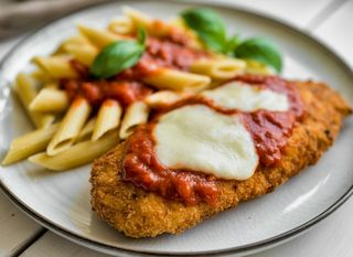 Pohano meso zapečeno s umakom od rajčice i sirom