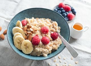 Zobena kaša s malinama i bademima doručak je koji obiluje prehrambenim vlaknima