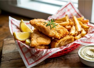 Pržena riba u tijestu s limunom