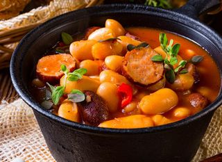 Pikantno varivo s krumpirom, bijelim grahom i kobasicom