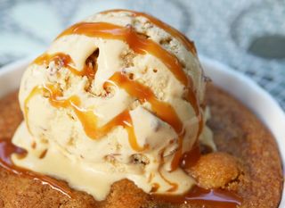 Karamelizirana bijela čokolada može se dodavati u sladolede i razne preljeve za deserte