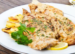 Oslić ispecite u pećnici s nešto limuna, vrhnja i začina