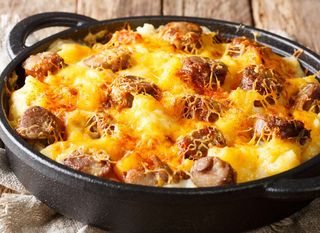 Složenac od kobasica i krumpira