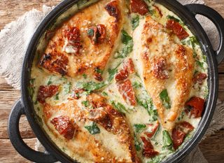 Piletina i gljive u finom umaku