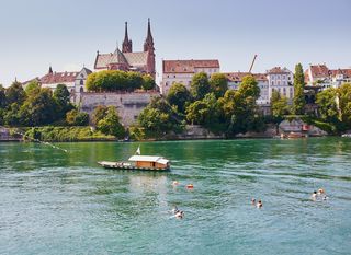 U Baselu se ljudi vraćaju s posla - plivajući