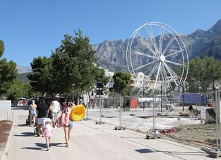 Panoramski kotač na glavnoj plaži u Makarskoj - 3