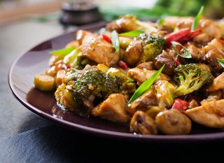 Stir fry s piletinom i brokulom