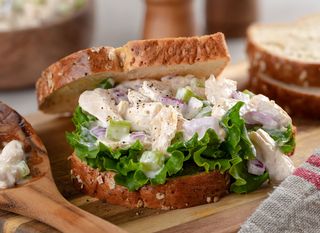 Salata od piletine, kopra i kiselih krastavaca