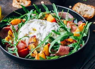 Salata s grilanim breskvama