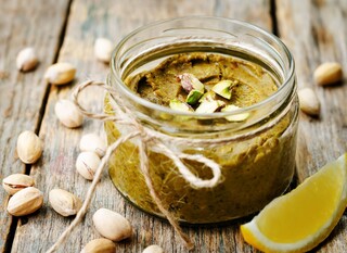 Pesto od mente i pistacija