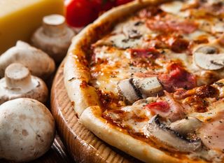 Hrvati na pizzu capricciosu stavljaju šunku, sir i gljive