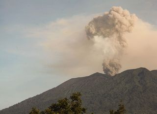 Iz vulkana Marapi u Indoneziji mjesecima se već dimi - 3