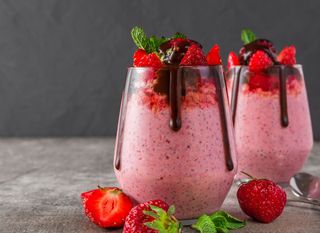 Chia puding s jagodama i čokoladom