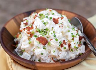 Krumpir-salata u kremastom umaku