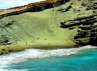 Nestvarno lijepa zelena plaža na Havajima