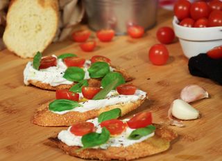 Bruskete s quarkom, cherry rajčicama i bosiljkom