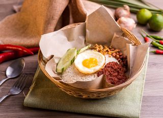 Malezijski doručak nasi lemak