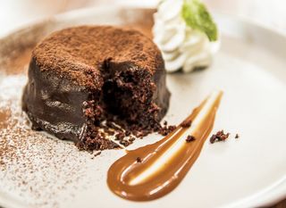 Čokoladni lava kolači s kikiriki maslacem