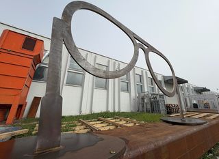 Skulptura naočala u procesu izrade