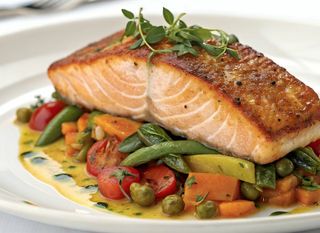 Losos s povrćem i mentom
