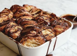 Kruh od starih kroasana s rastopljenom čokoladom