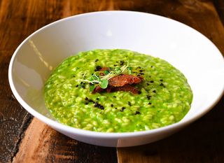 Rižoto od špinata i limuna s hrskavim pršutom