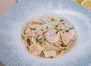 Linguine u kremastom umaku s limunom i kozicama