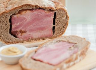 Šunka u kruhu popularan je izbor za uskrsni ručak