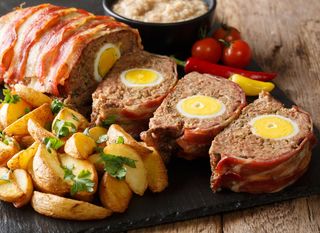 Mesna štruca punjena kuhanim jajima