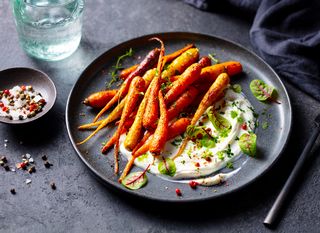 Glazirane mrkve na umaku od grčkog jogurta