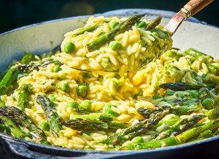 Orzo tjestenina s graškom i šparogama