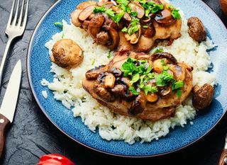 Piletina s gljivama ukusno je jelo koje možete servirati s prilogom po želji