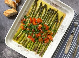 Pečene šparoge s rajčicama