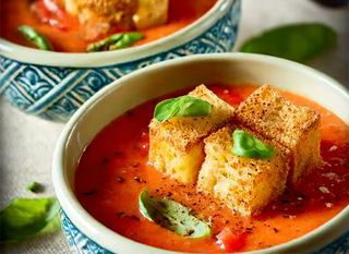 Juha od rajčice s krutonima punjenima sirom