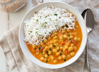 Slanutak u kremastom umaku s kuhanom rižom