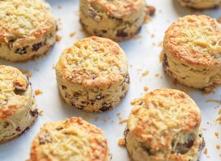 Domaći kruščići sa sirom i maslacem