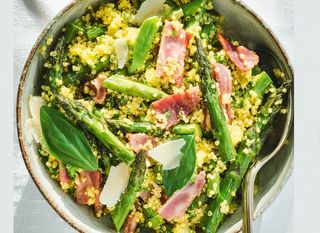 Salata od kvinoje, špeka i šparoga
