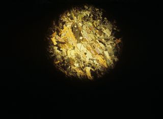 Uzorak materijala iz dubine Zemlje s Kolskog otvora za proučavanje pod mikroskopom