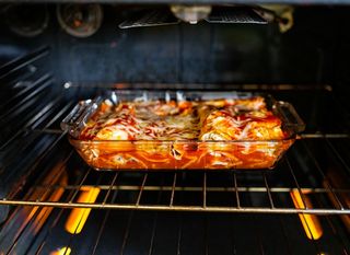 Pripazite kada stavljate staklenu vatrostalnu posudu u pećnicu