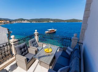 Seafront Apartment Vis - 3