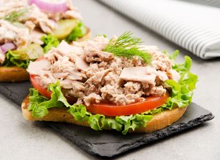Tost s tunom i povrćem